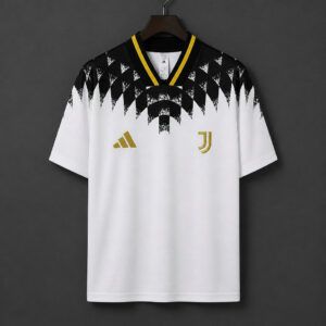 Camiseta de futbol Juventus 2026 2027 blanca con estampado superior negro y logos dorados kkgoolcamiseta