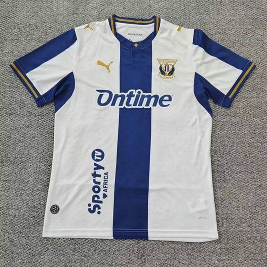 Camiseta CD Leganes primera equipacion 2026 2027 blanca y azul con detalles dorados kkgoolcamiseta