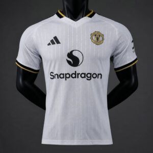 Camiseta de futbol Manchester United edicion especial version jugador 2026 2027 blanca con dorado y negro kkgoolcamiseta