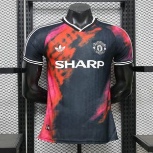 Camiseta de futbol Manchester United edicion especial version jugador 2026 2027 negra con humo rojo y sponsor Sharp kkgoolcamiseta