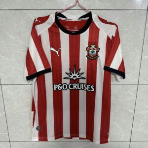 Camiseta Southampton primera equipacion 2026 2027 a franjas rojas y blancas con cuello negro kkgoolcamiseta