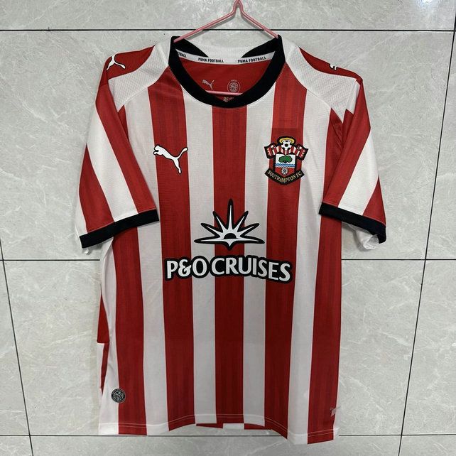 Camiseta Southampton primera equipacion 2026 2027 a franjas rojas y blancas con cuello negro kkgoolcamiseta