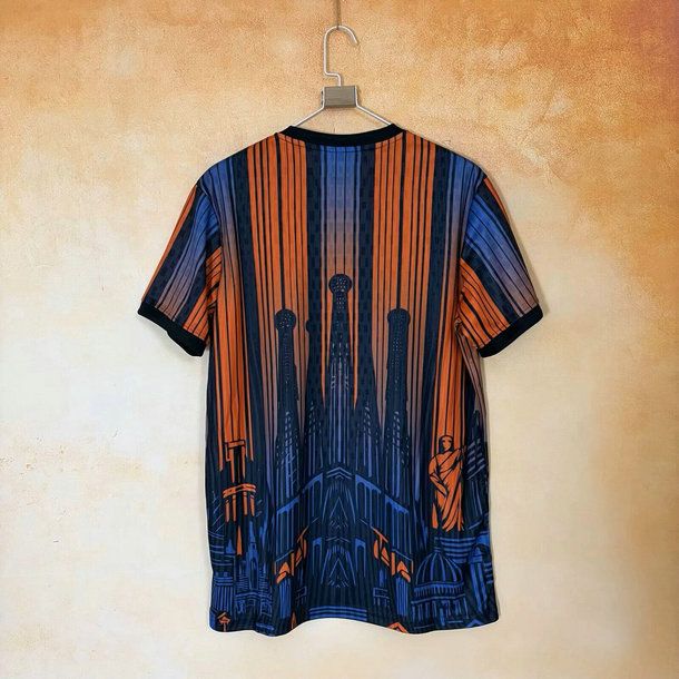 Vista trasera camiseta barcelona concept sagrada familia en kkgool