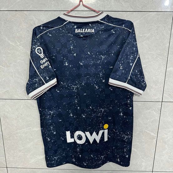 Vista trasera cuarta camiseta levante ud 2026 2027 azul en kkgool